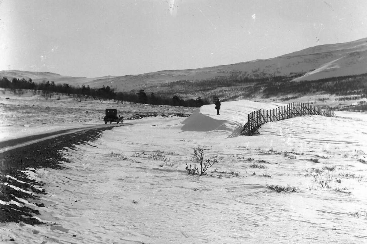 Per K. Lien, Veien Folldal - Hjerkinn, bil, snøfonn bak snøskjerm, før 1935.