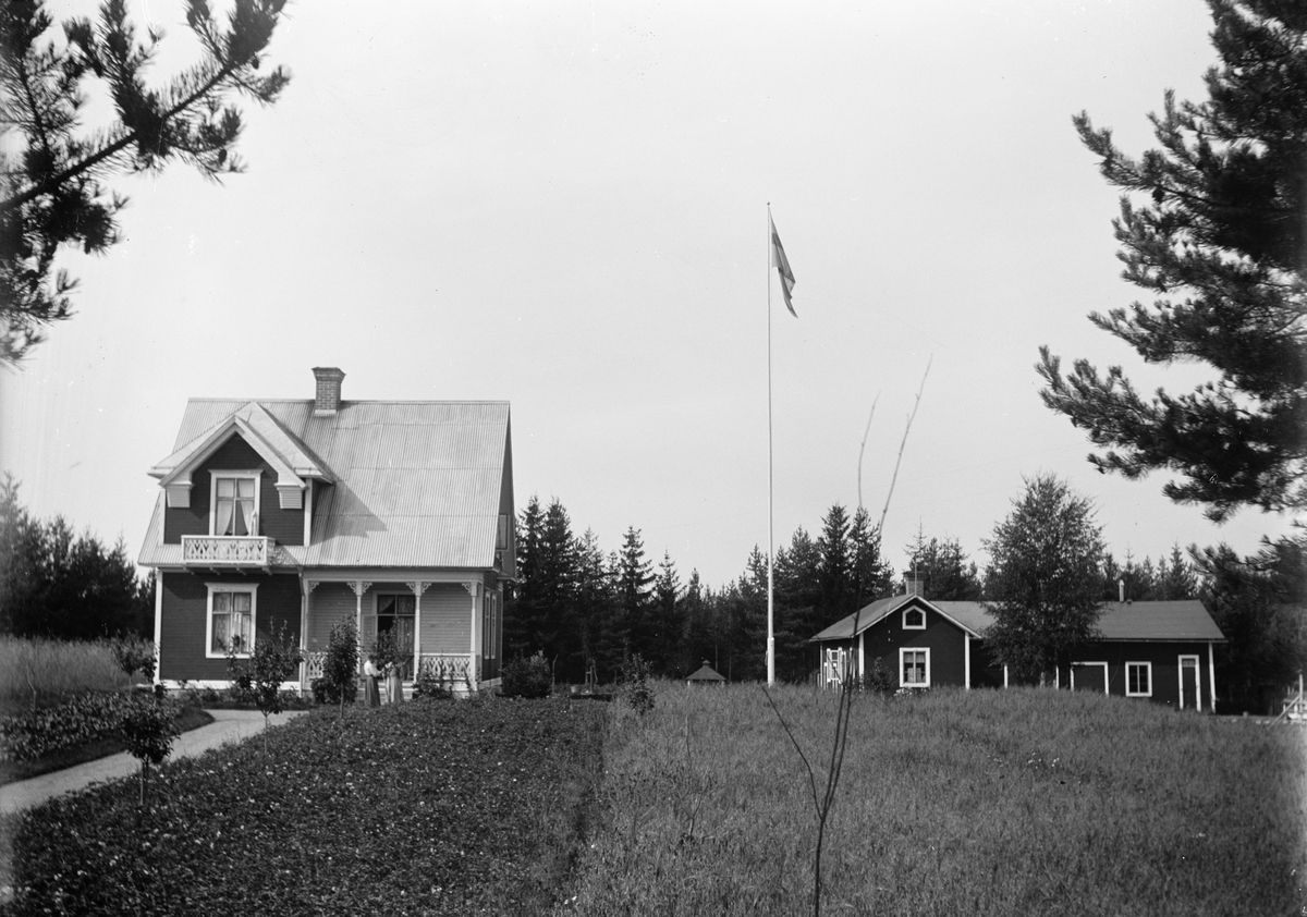 Okänd,, Ruben och Christiane Liljefors sommarhus Svensgården, några personer skymtar framför huset, I Leksand, Dalarna