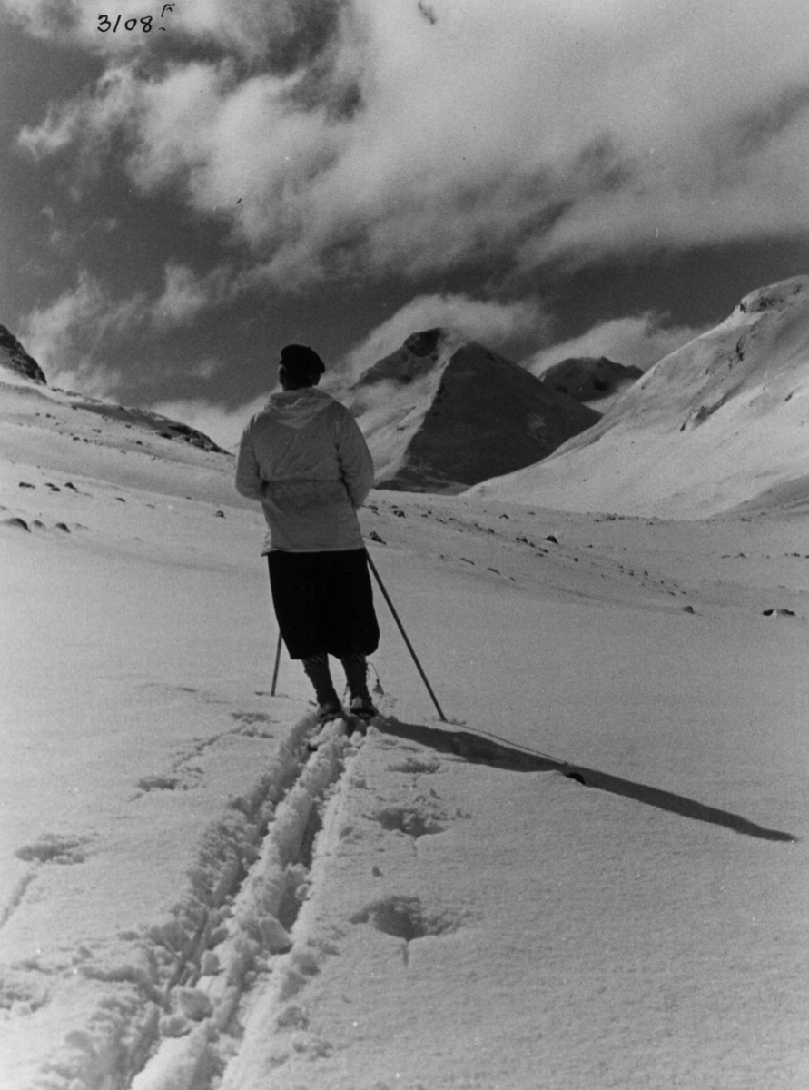 Anders Beer Wilse, Skiløper ved Uladalstind i Jotunheimen.