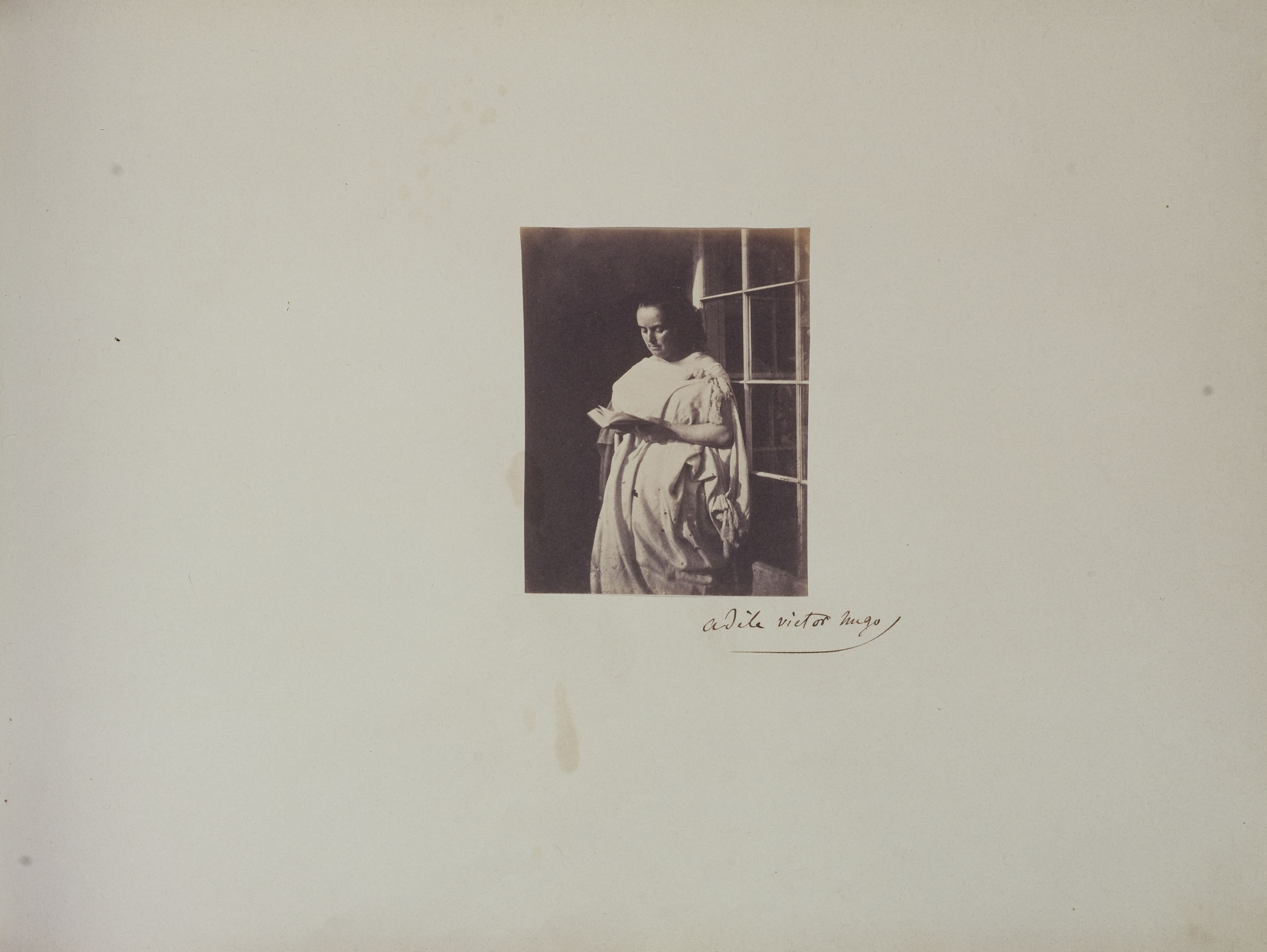 Auguste Vacquerie, Madame Adèle Hugo lisant "Châtiments" à la porte de la serre de Marine Terrace