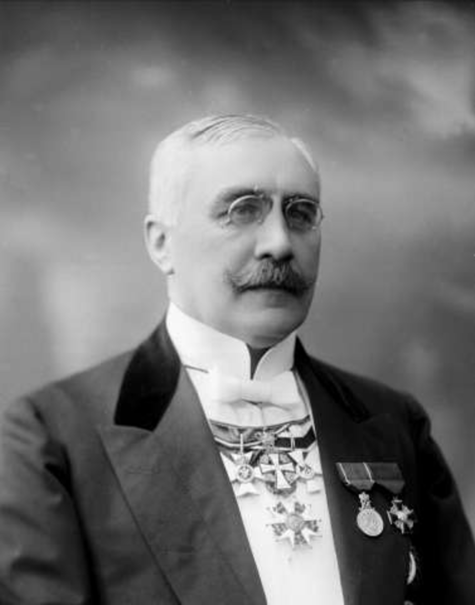 Gustav Borgen, Portrett, kammerherre Knagenhjelm med sine medaljer og ordensbånd.