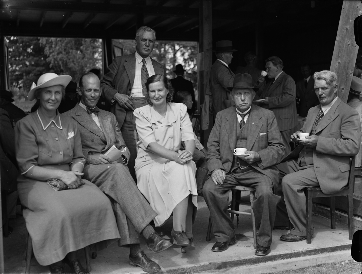 Paul Sandberg, Kaffedrickande kvinnor och män, sannolikt Uppsala juli 1947