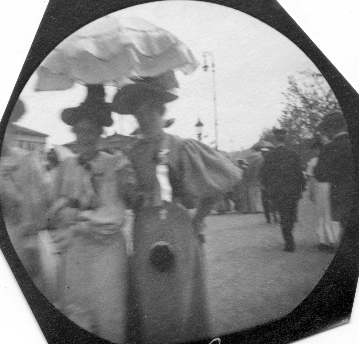 Fredrik Carl Mülertz Størmer, Mennesker spaserer på Karl Johans gate, Oslo, Universitetet skimtes. Frk. Solem til høyre.