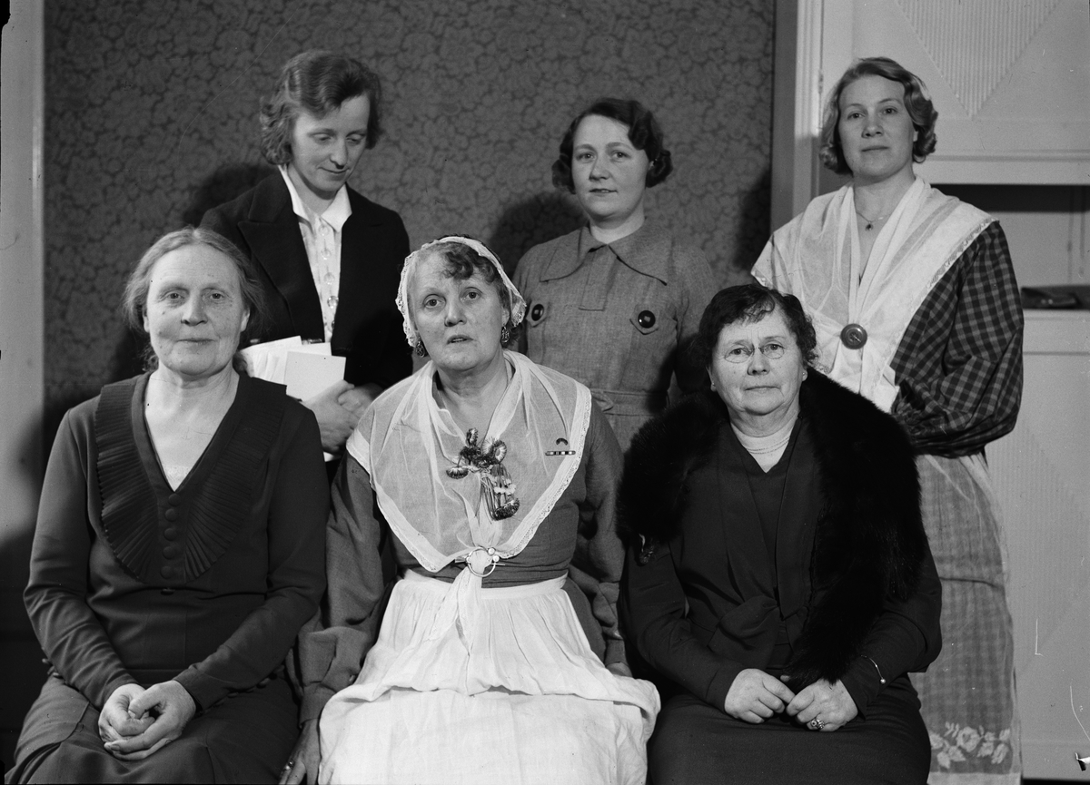 Paul Sandberg, Grupporträtt - i främre raden från vänster Gertrud Wiklund och Fanny Nilsson, båda aktiva inom Uppsala Läns Husmodersförbund, sannolikt Uppsala, maj 1936