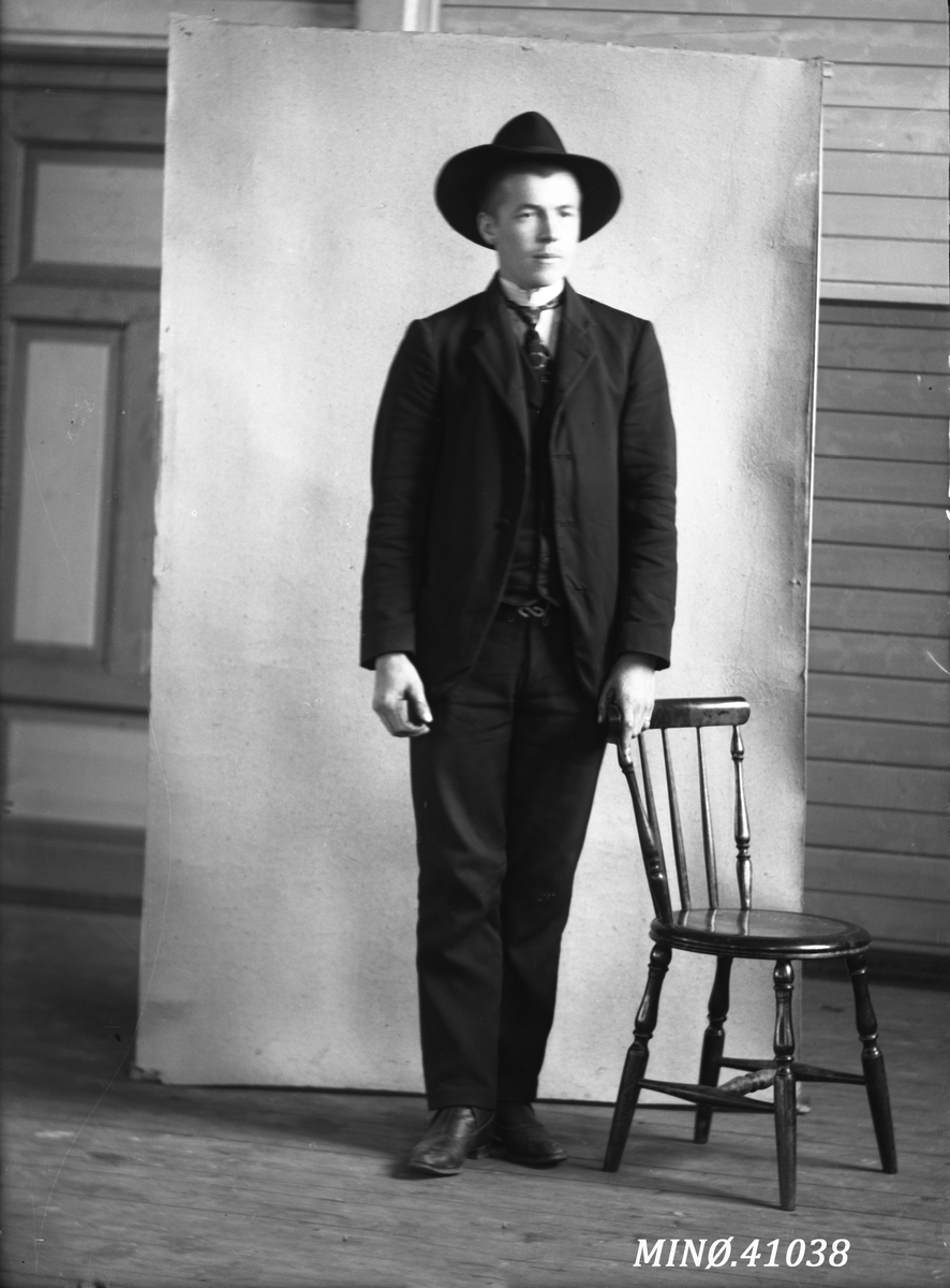 Oscar Holte, Portrett av ung mann med flott hatt - Peder Wollan