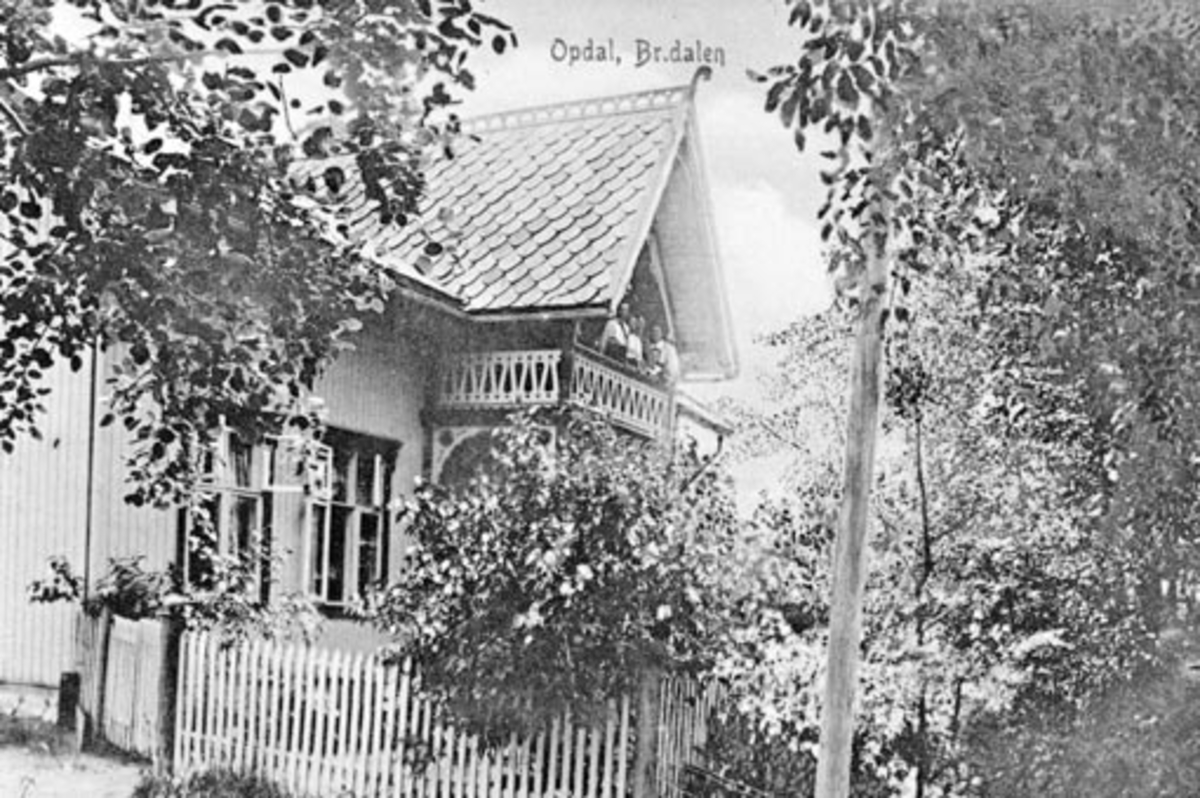 Anno Domkirkeodden, Eksteriør, bolig, Opdal, ved Kvennveita, Gamlegata, Brumunddal. Ble bygd av Kristoffer Bjørnerud, sveitserstil,.