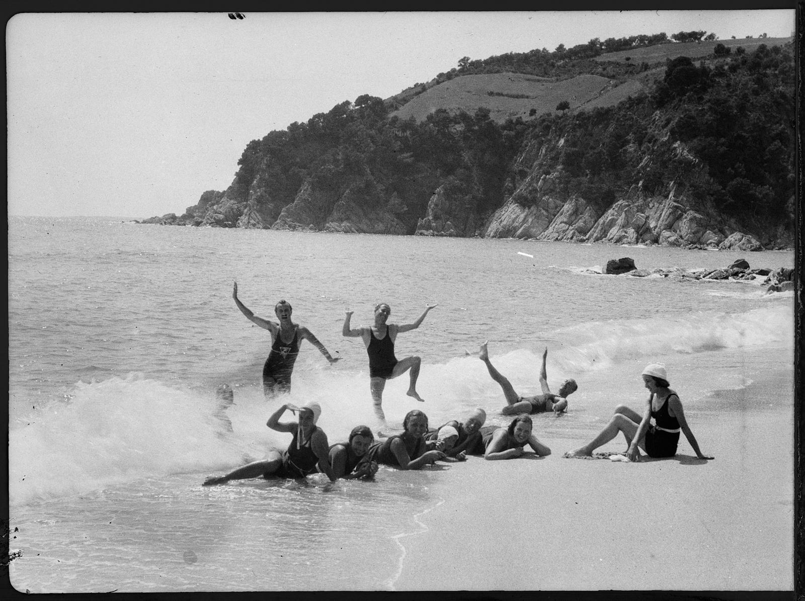 Desconegut, [Portrait on the beach]