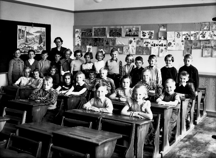 Sven Lindskog, Engelbrektsskolan, klassrumsinteriör, 28 skolbarn med lärarinna fru Estrid Lundh. Klass 2am, sal 6.