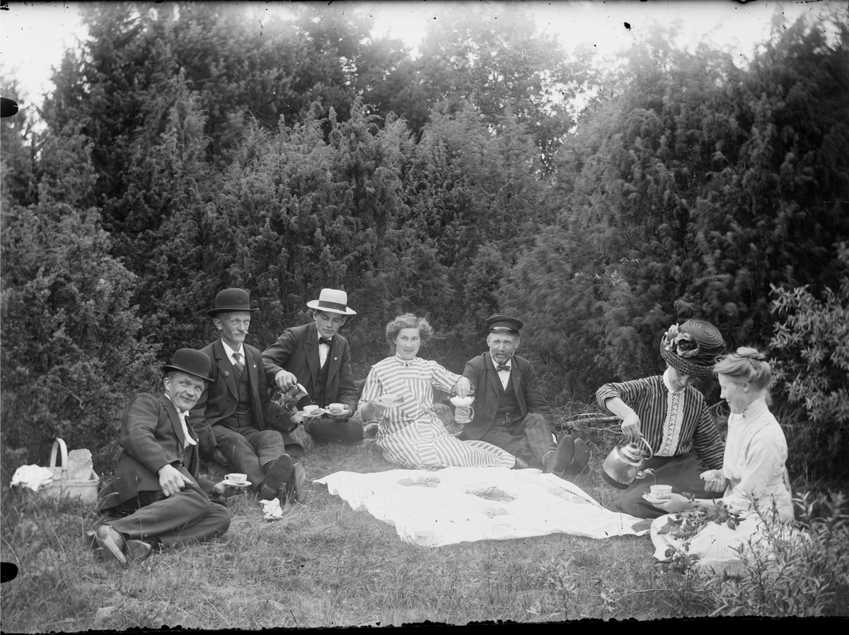 Skötsner-Edhlund, Män och kvinnor har kaffepaus i naturen, Östhammar, Uppland