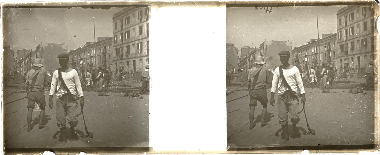 Desconegut, [Treballadors a la platja de la Barceloneta]
