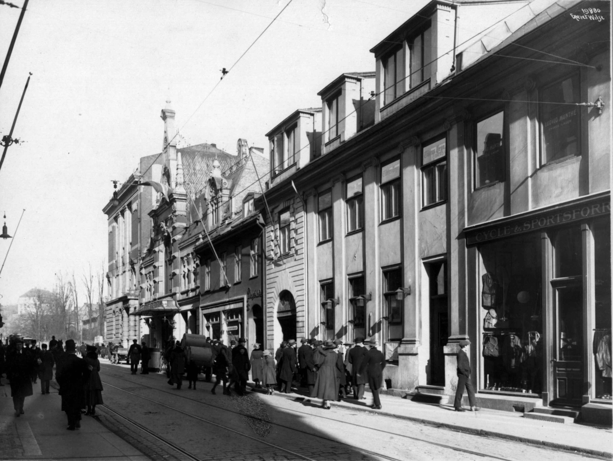 Anders Beer Wilse, Oslo, Akersgata. Gatebilde med mennesker. 1934.