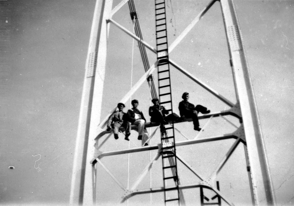 Anno Domkirkeodden, Bygging av Framnesbrua, Veldre, Ringsaker. Arbeidere i bruspennet.