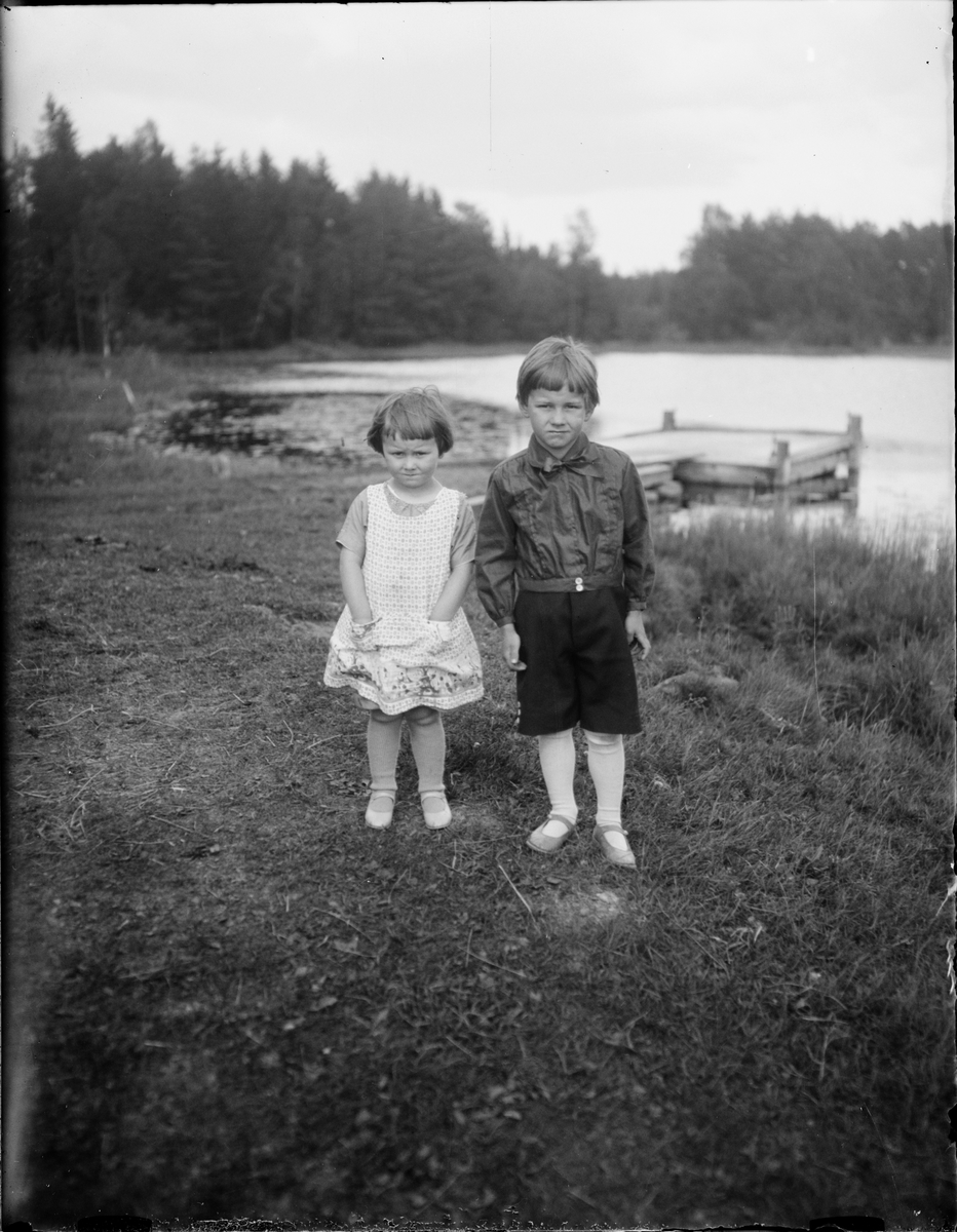 Skötsner-Edhlund, Två barn vid vattendrag, Östhammar, Uppland