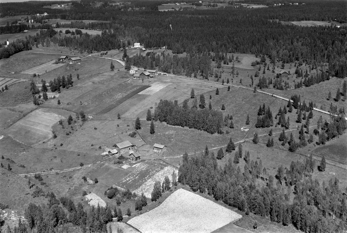 Widerøes Flyveselskap A/S, Flyfoto av garder i Åsmarka, Ringsaker. Åsmarka kirke til venstre.