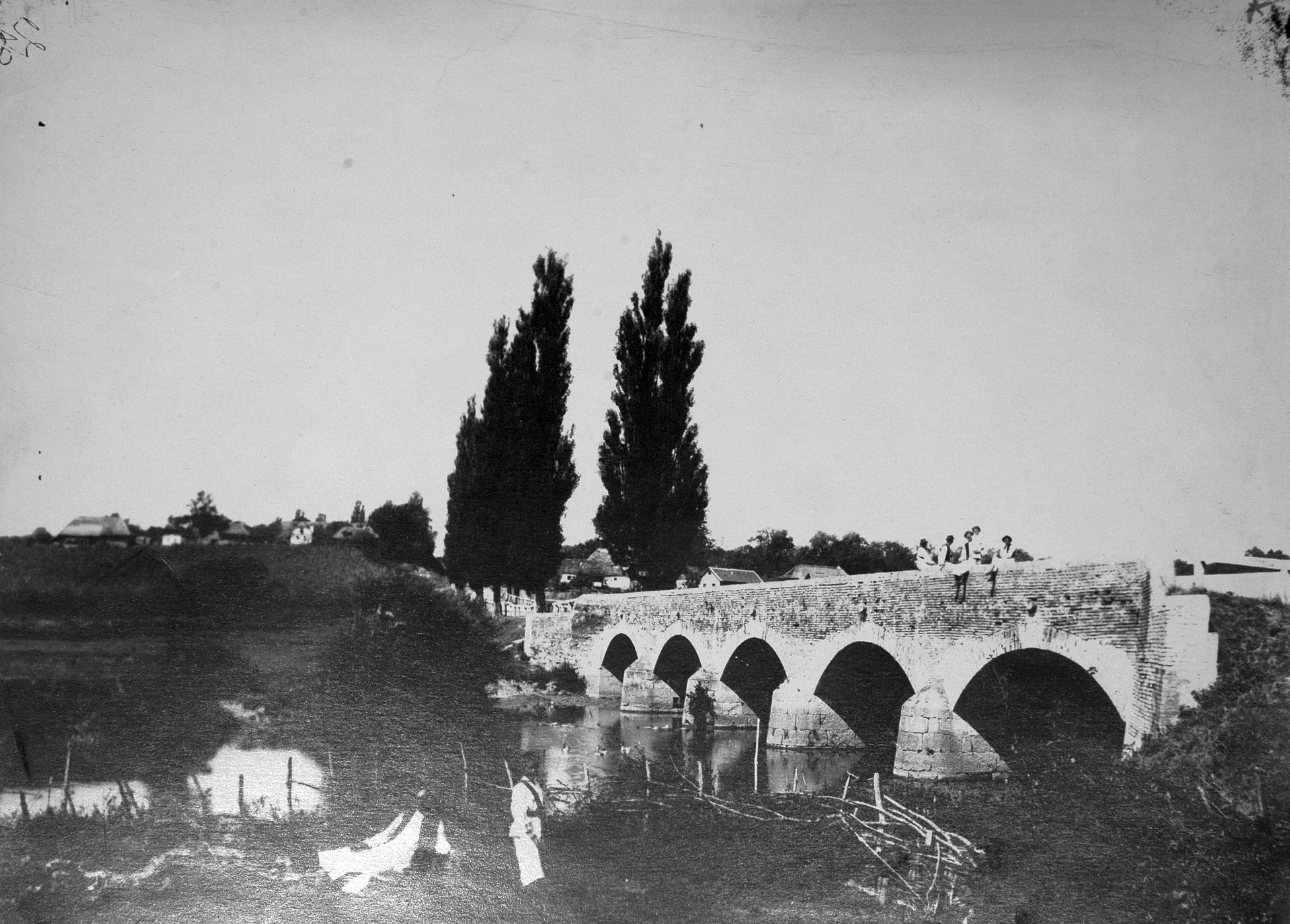 Ivan Standl, Markovac, prilaz selu s kamenim mostom i seljacima