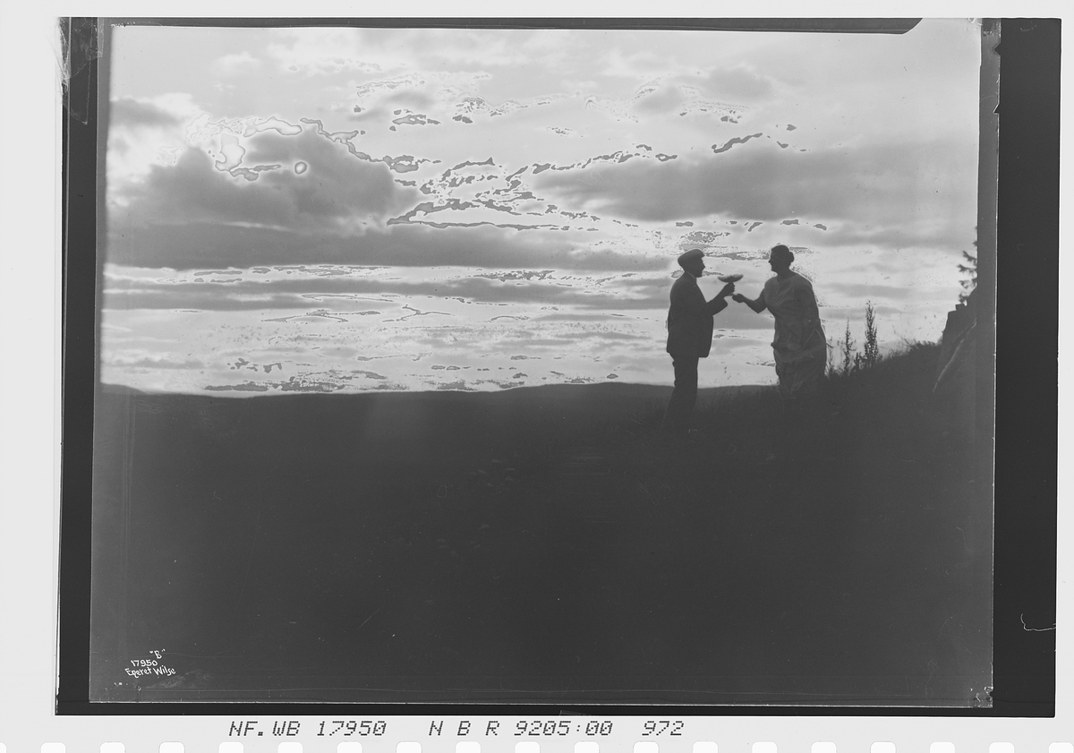 Anders Beer Wilse, Møte i Rognlien Rotary, her overrekkes blåbærfatet. Fotografert 1924.