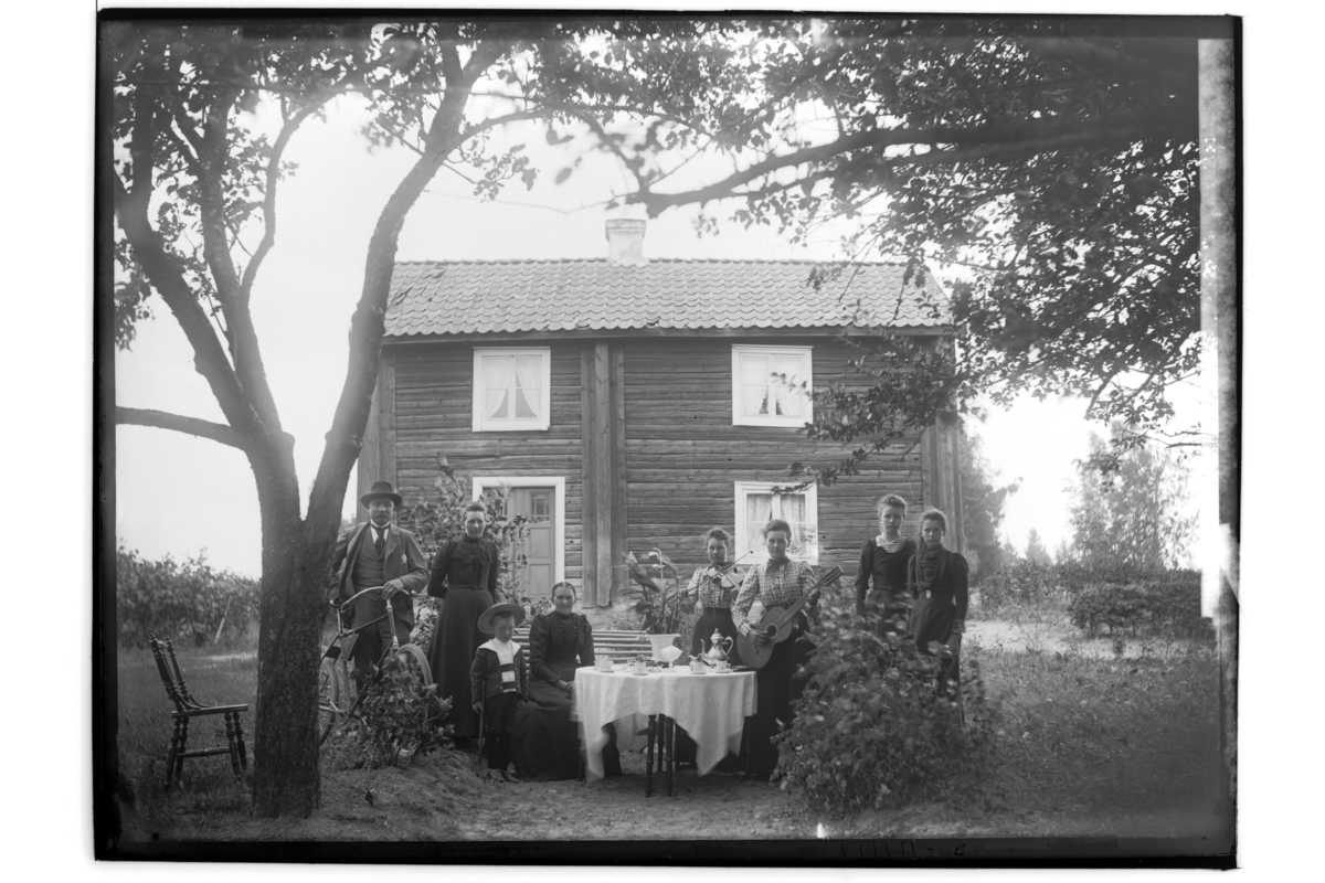 Samuel Lindskog, Tvåvånings enkelstuga, "Närkesstugan". 8 personer. Per Persson.