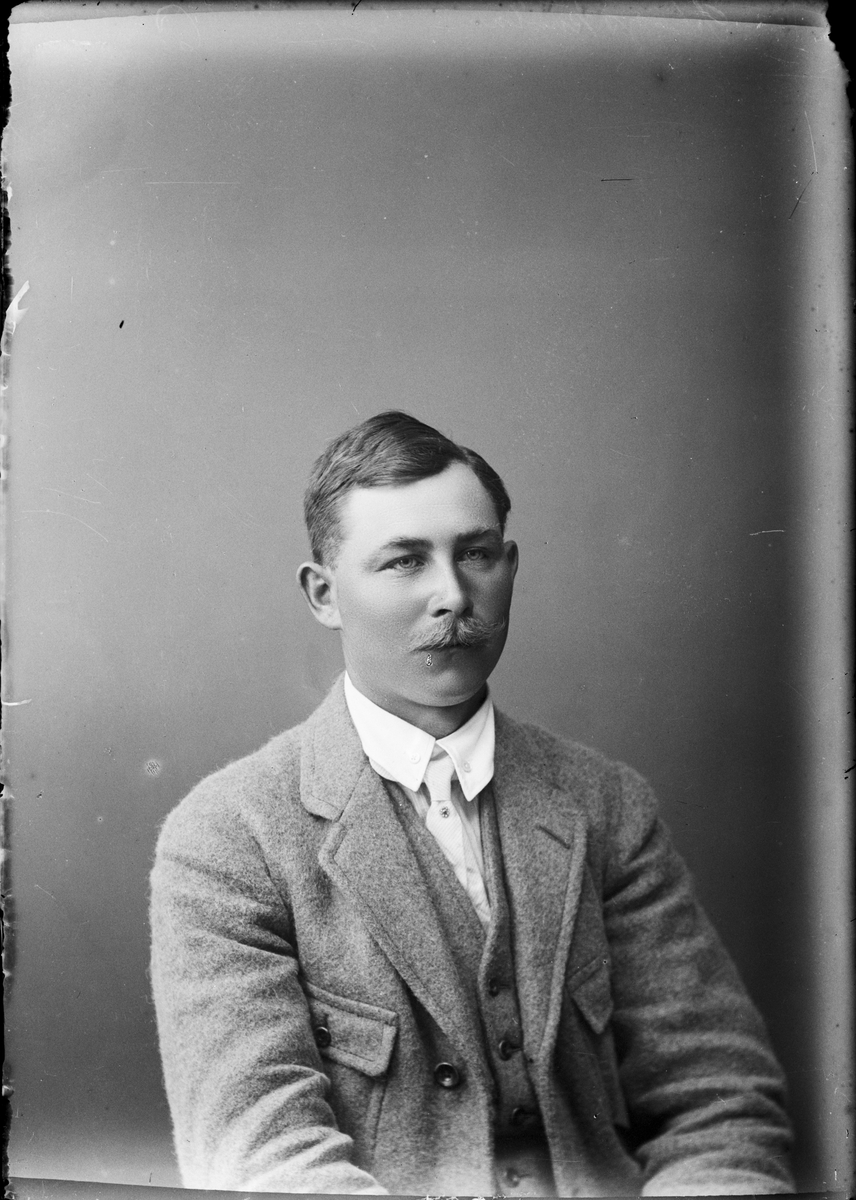 Skötsner-Edhlund, Ateljéporträtt - man, Östhammar, Uppland