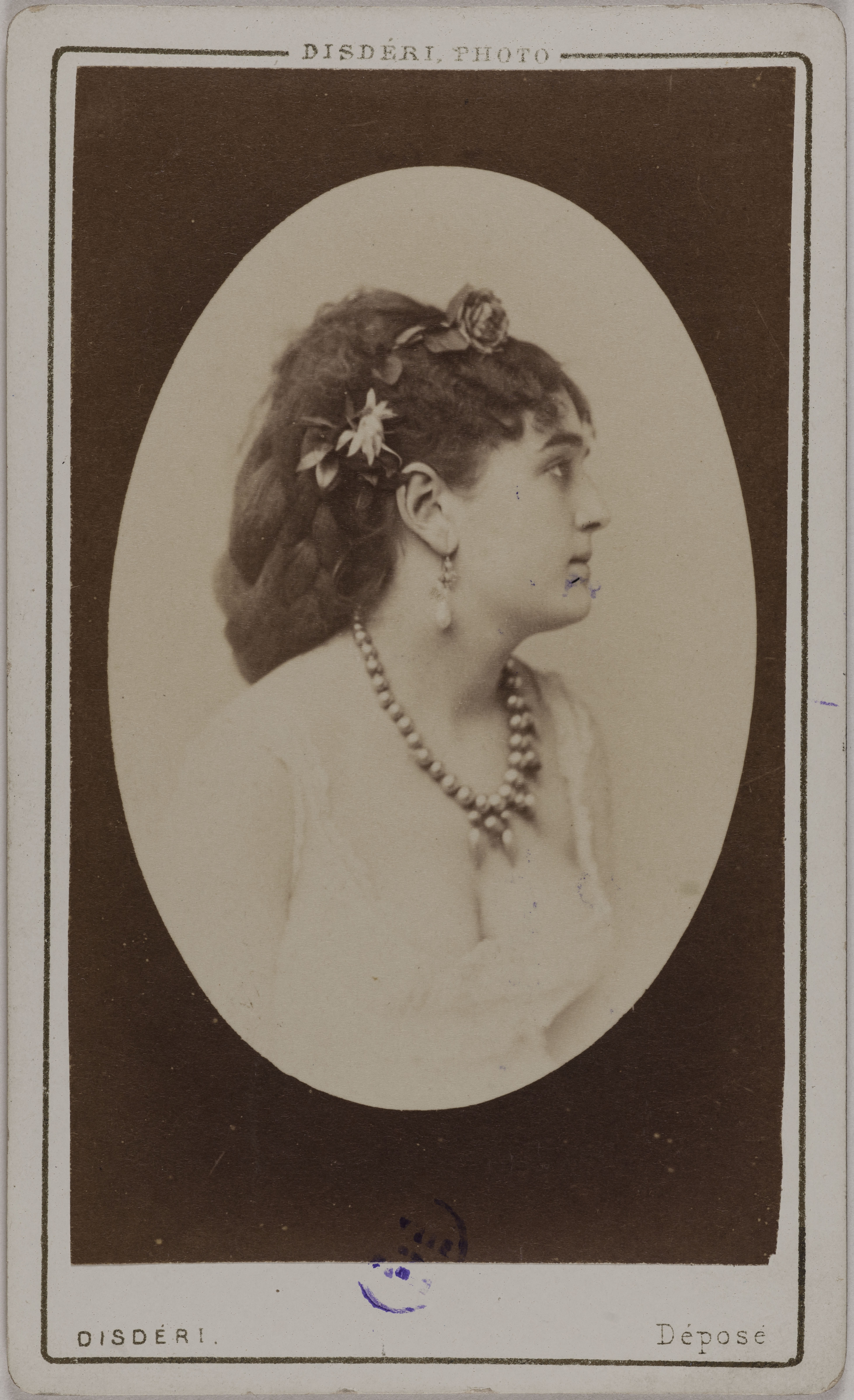 André-Adolphe-Eugène Disdéri, Portrait de Marie Artus (actrice aux Folies-Bergère, à l'Athénée et Théâtre des Variétés)