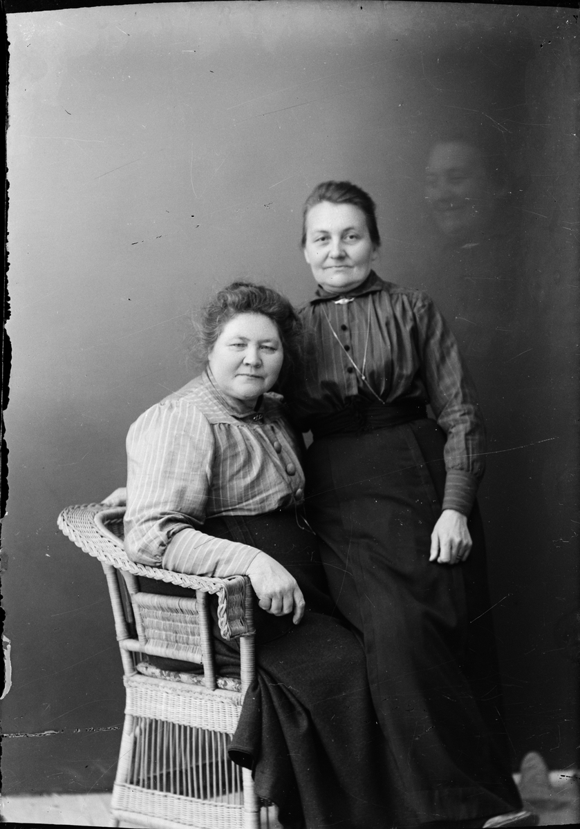 Skötsner-Edhlund, Ateljéporträtt - Brita Edhlund och kvinna, Östhammar, Uppland