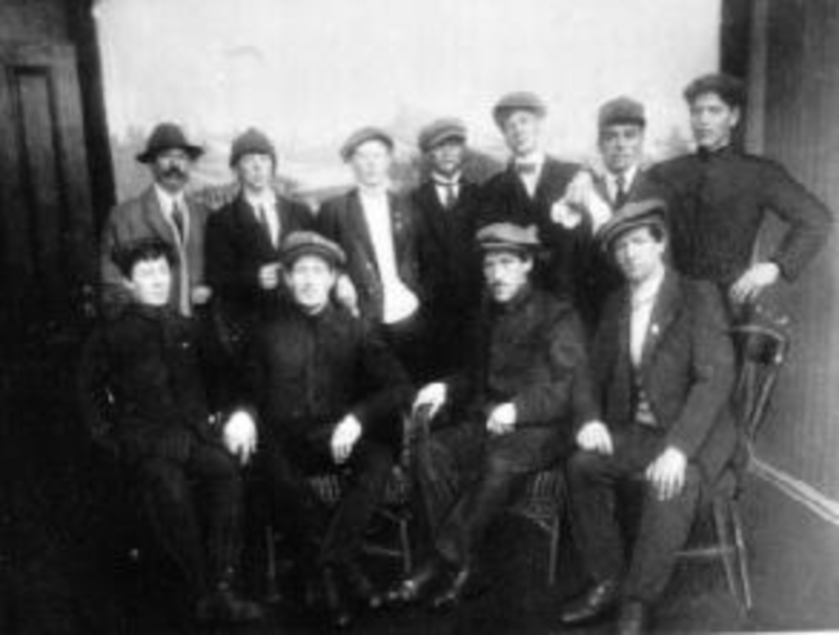 Anno Domkirkeodden, Gruppe med Holmenkolløperer fra Furnes og Hamar. Fra venstre er Karl Haave, Birger Vold, Johs. Vold, Jens Hagen. Andre rad er ukjent, Andersen, Bertrand Nilsen, Hans Pedersen (Harstad), Flengsrud (Hamar), Trygve Sortungstad (Fram), Lars Høgvold.