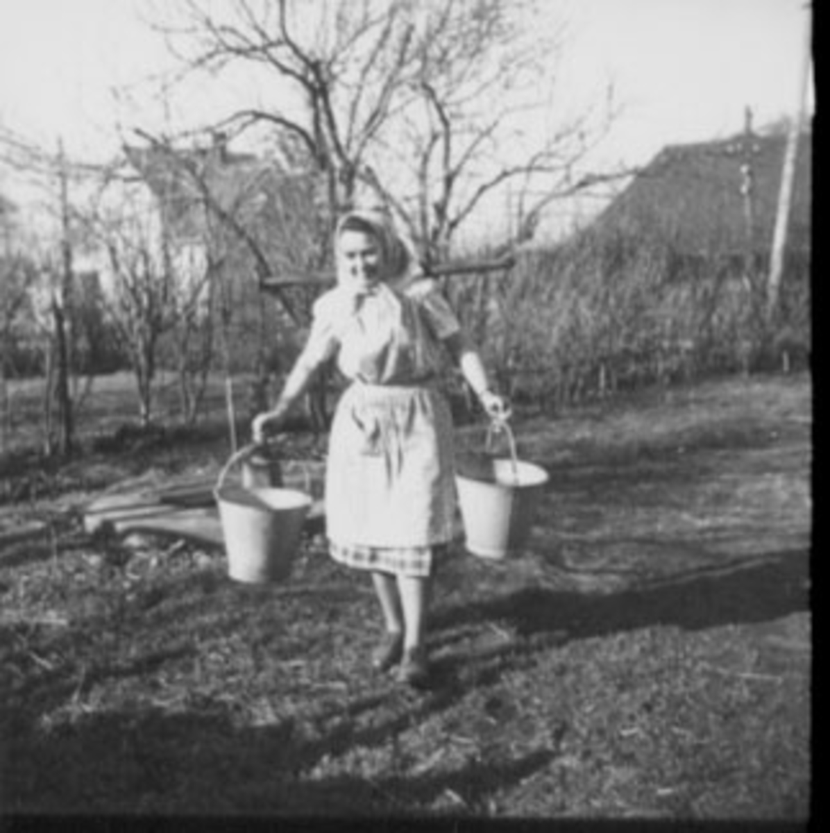 Anno Domkirkeodden, STANGEBYEN, DAME MED SKAUT OG FORKLE HENTER VANN, VASSÅK, BØTTER, LUNDBERG,