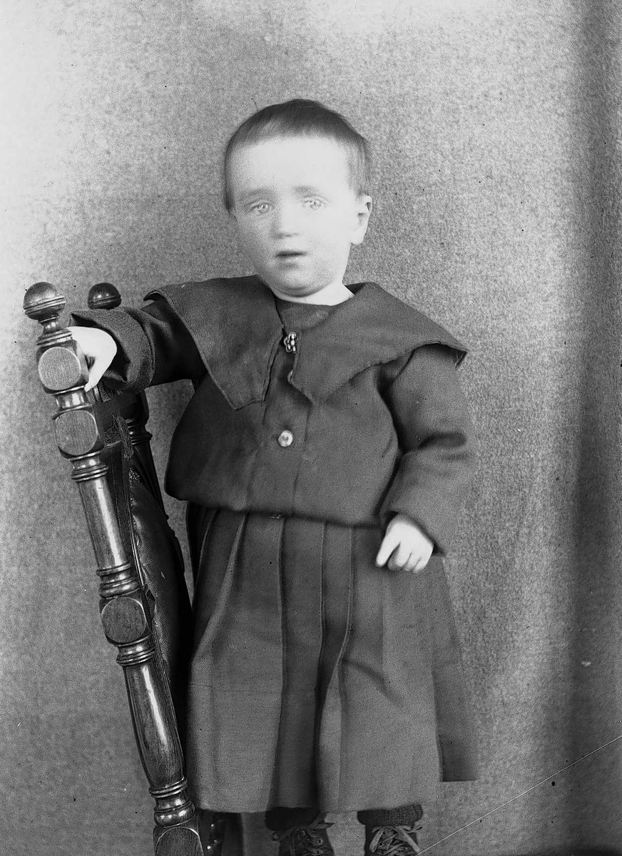 Axel Quinsgaard Wiborg, Portrett av gutt på stol, Simon Q. Wiborg, Digerud, Frogn, Akershus, 1907.