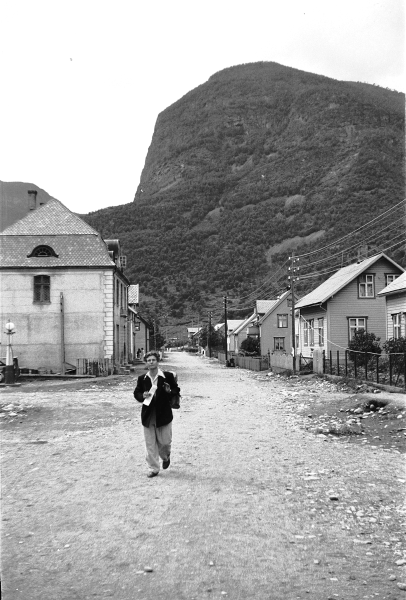 Håkon Prestkværn, Mann går i Storevegen, Øvre Årdal, Sogn og Fjordane.