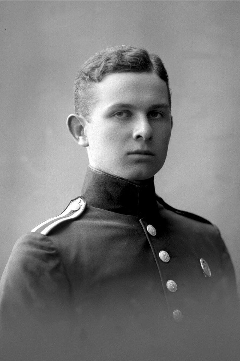 Gustav Borgen, Portrett, mann i kadettuniform.