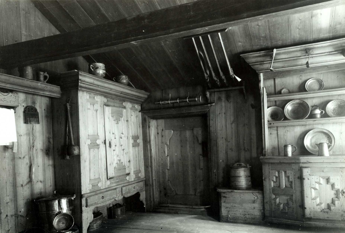 Gisle Midttun, Bjøntegård, Rendalen, Nord-Østerdal, Hedmark. Interiør med skap, børser og fat. Nå på Glomdalsmuseet.