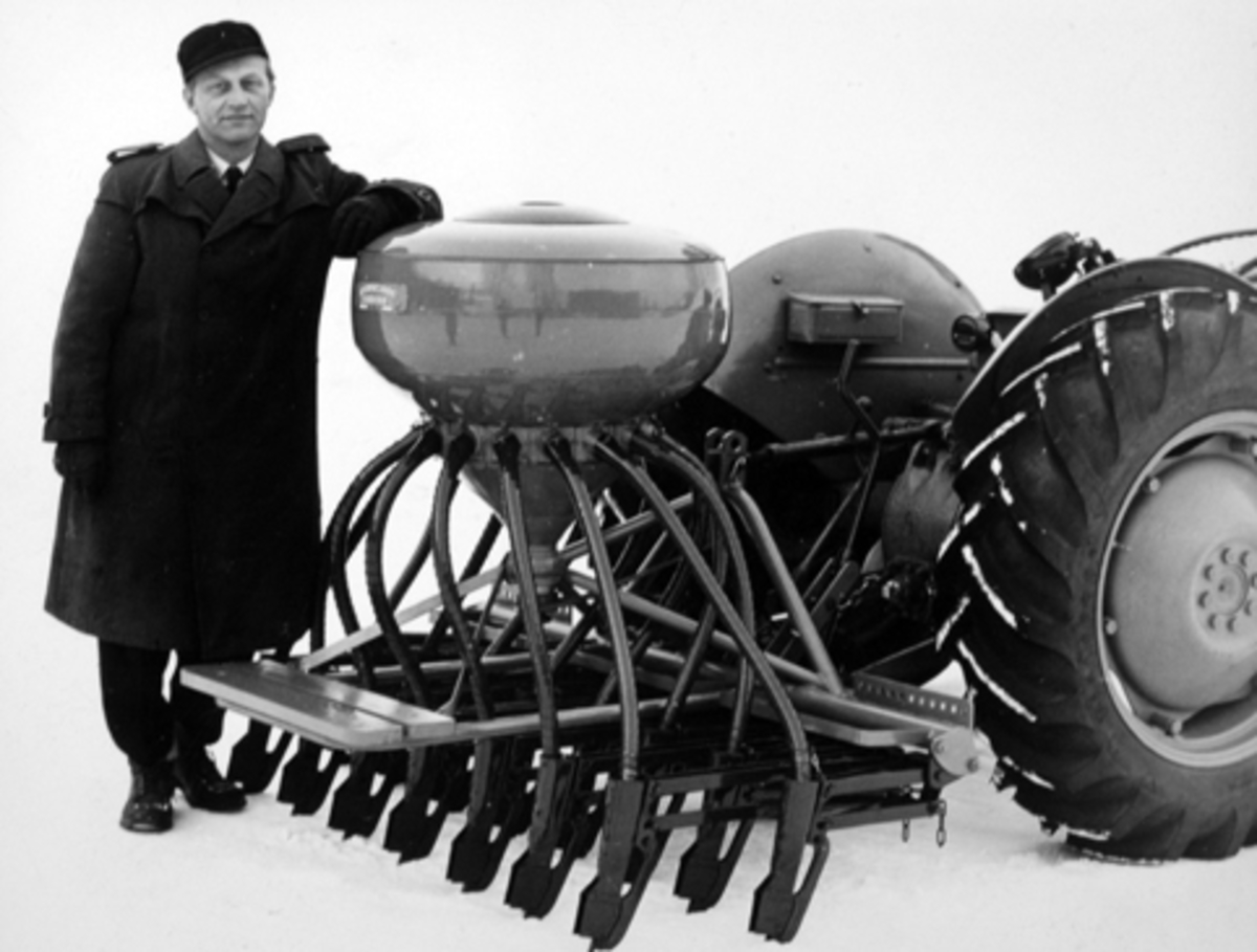 Anno Domkirkeodden, Kvernelands fabrikker, Globus, Brumunddal. Sigmund Stokland med såmaskin fra 1955.