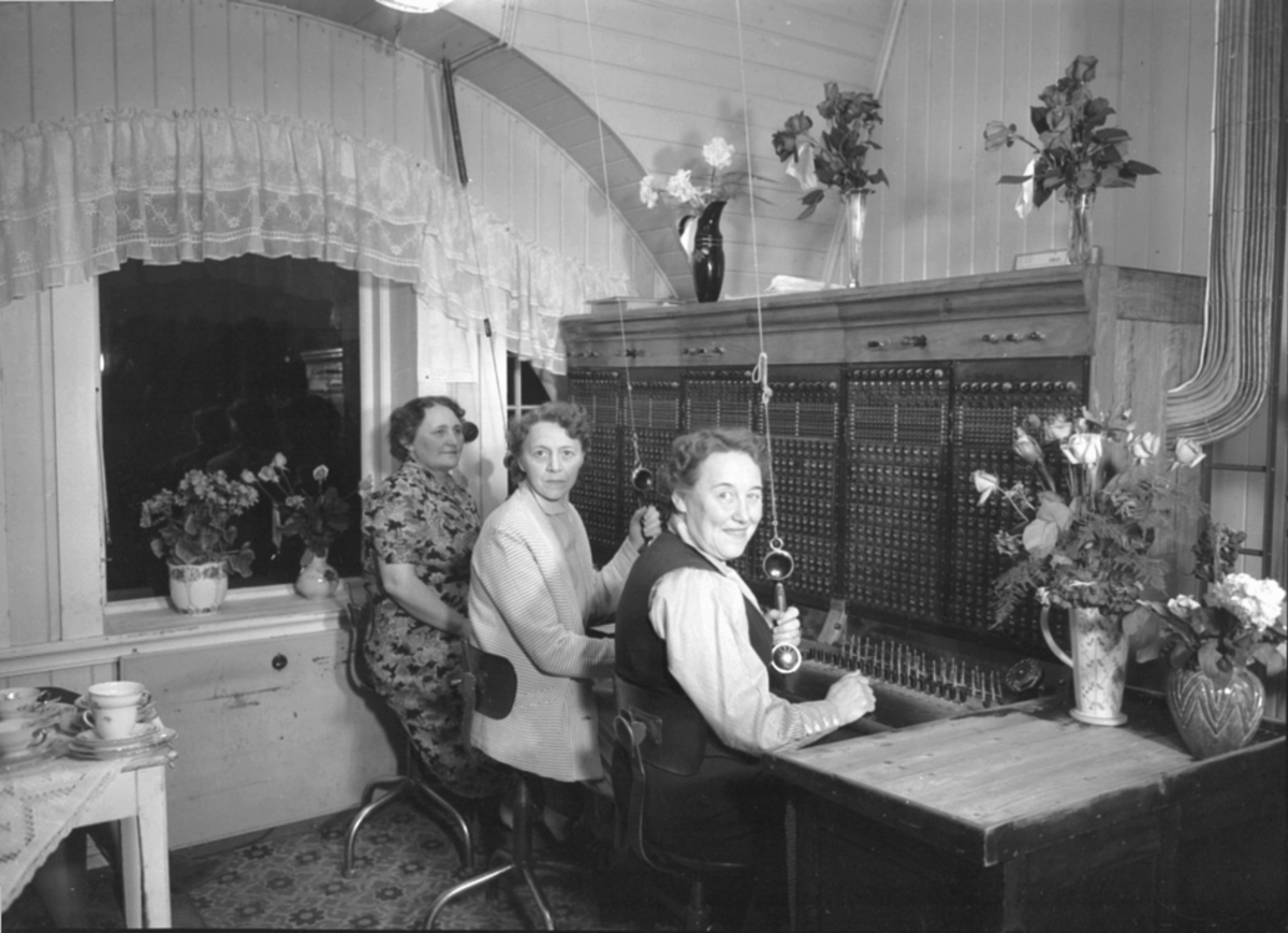 Anno Domkirkeodden, Telefonsentralen på Stange avslutningsdagen i 1957. F. v. Anna Ust, Inger Løvstad og Agnes Fjæstad. Sentralbord. Stange Telefonsentral, Heggesheim.