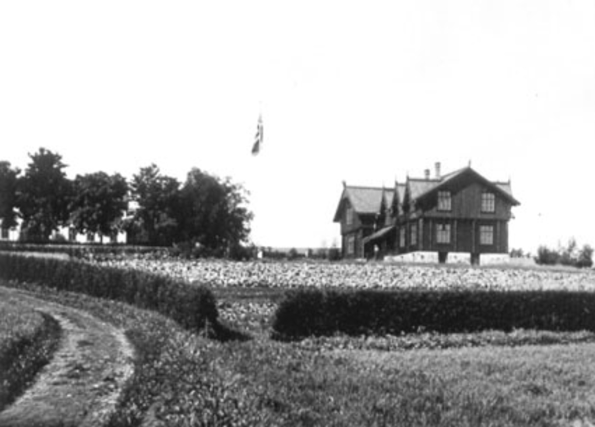Anno Domkirkeodden, EKSTERIØR: JØNSBERG LANDBRUKSSKOLE, INTERNATBYGNINGEN, ROMEDAL,