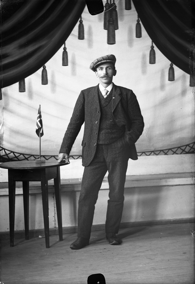 Oscar Holte, Portrett av mann