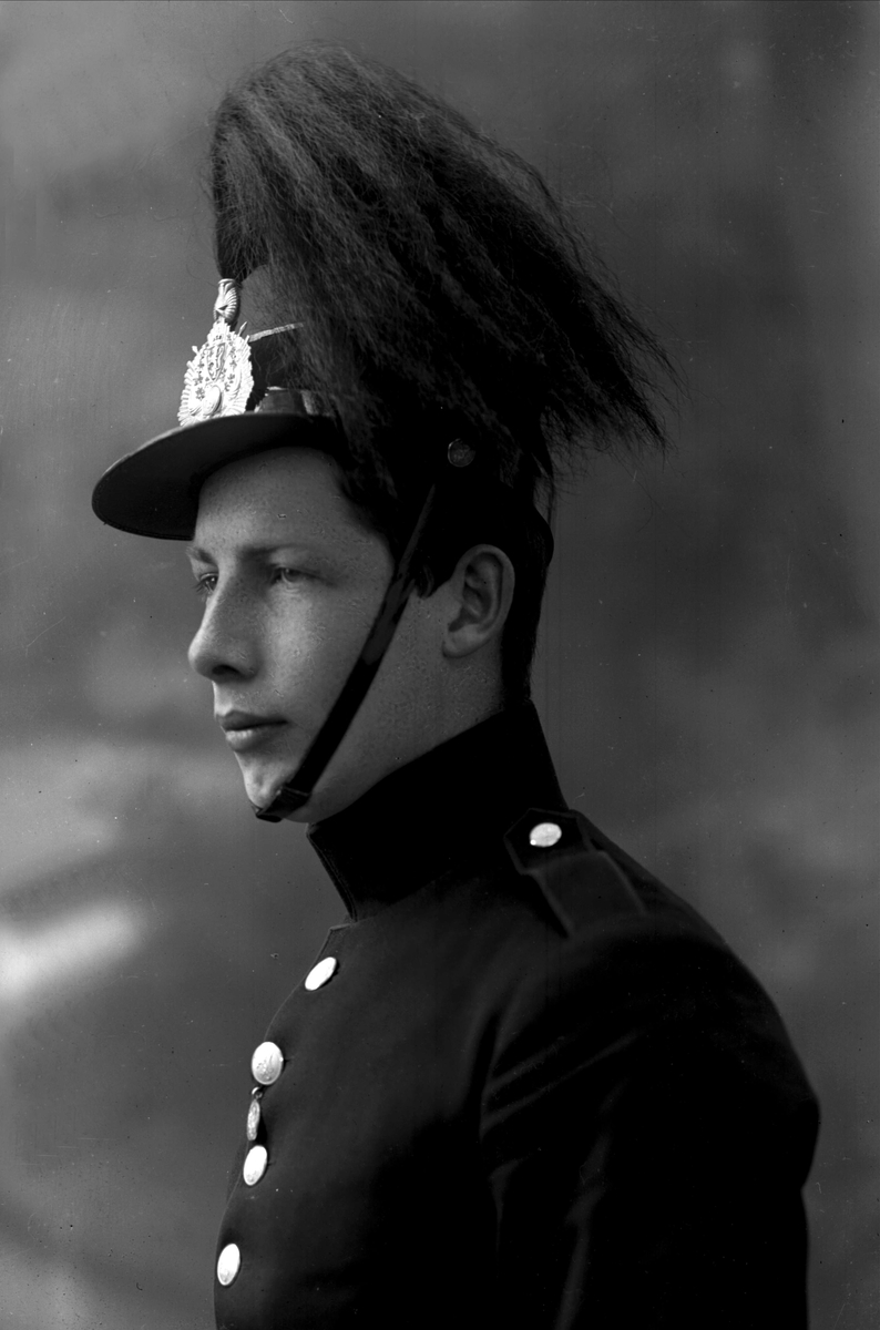 Gustav Borgen, Portrett, mann i kadettuniform.