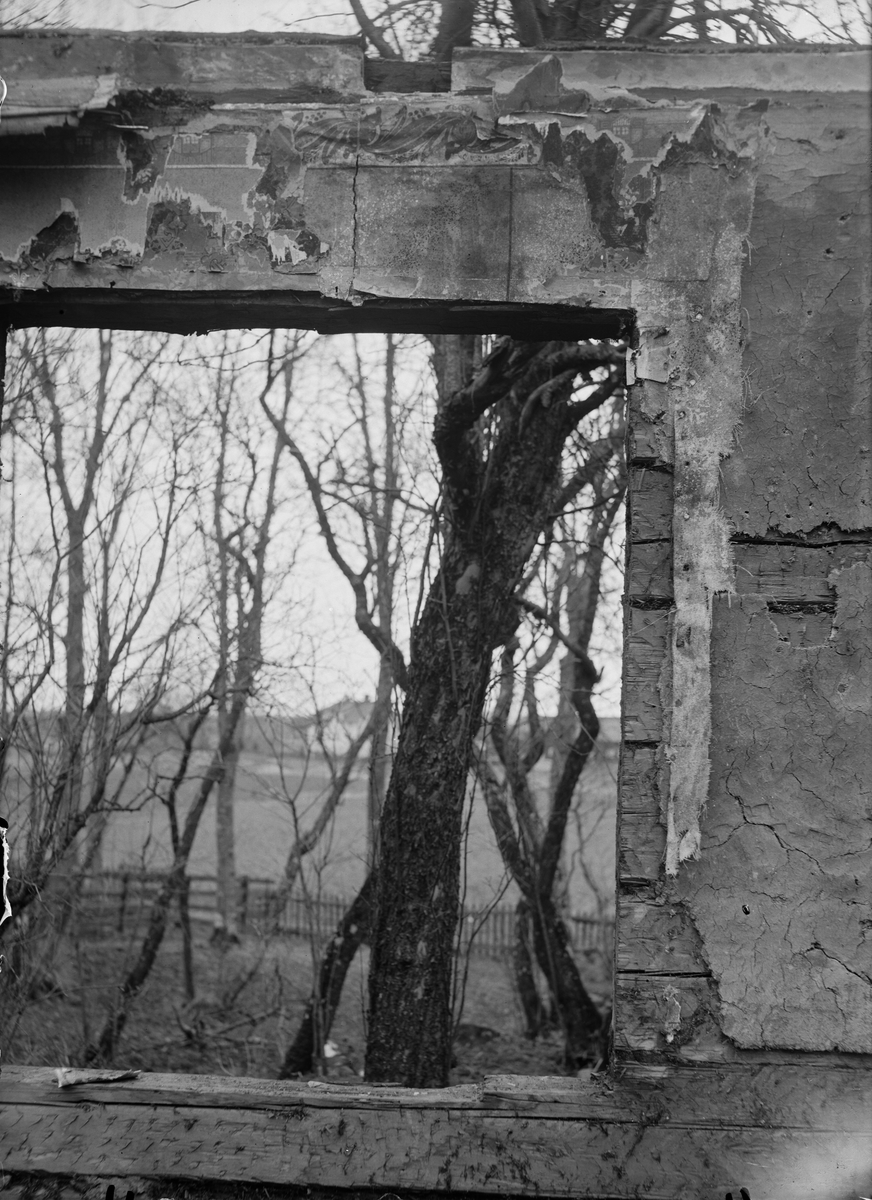 Paul Sandberg, Window opening in the cottage, Bärby hut, Bärby, Östervåla parish, Uppland