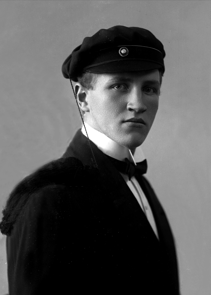 Gustav Borgen, Portrett, mann med studentlue. Anton Furuseth.