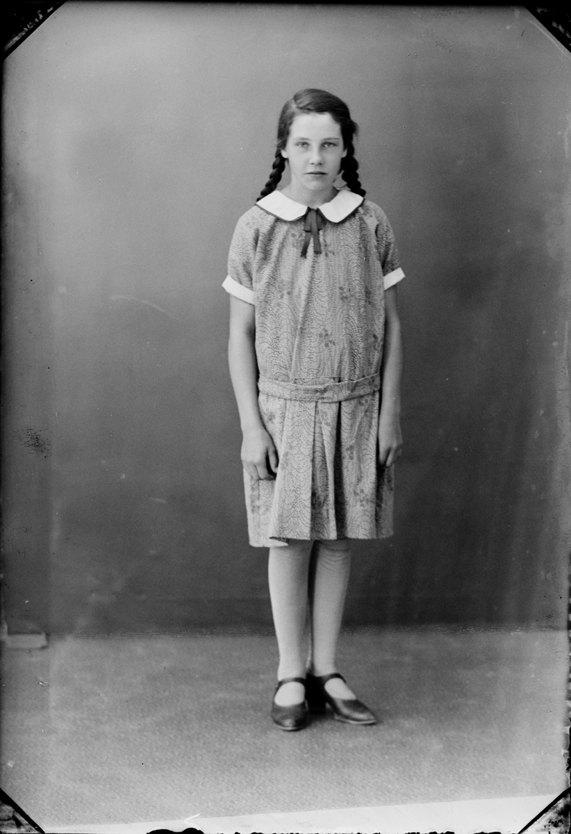 Skötsner-Edhlund, Barnporträtt - flicka, Östhammar, Uppland
