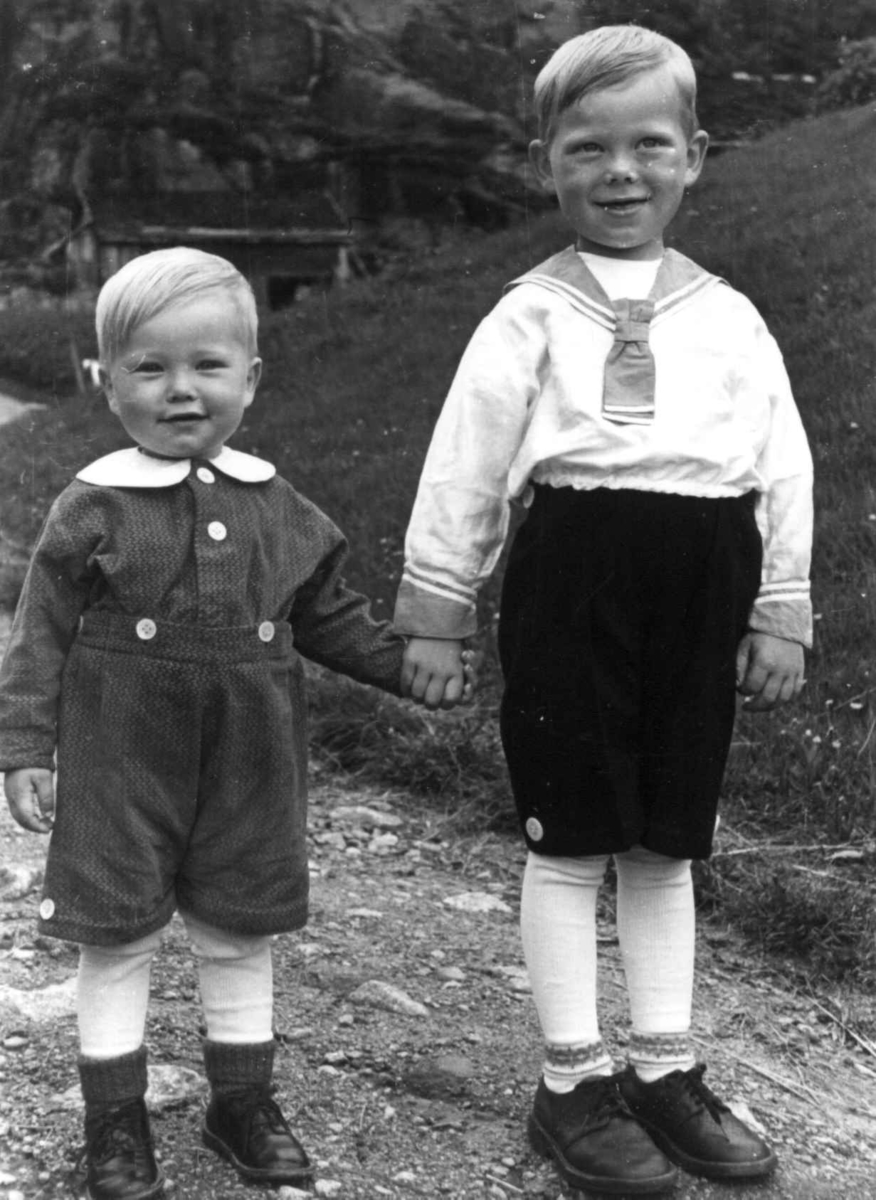 Anna Grostøl, Sigmund Rudlendes datterbarn, to små gutter som leier hverandre. Eiken 1941.