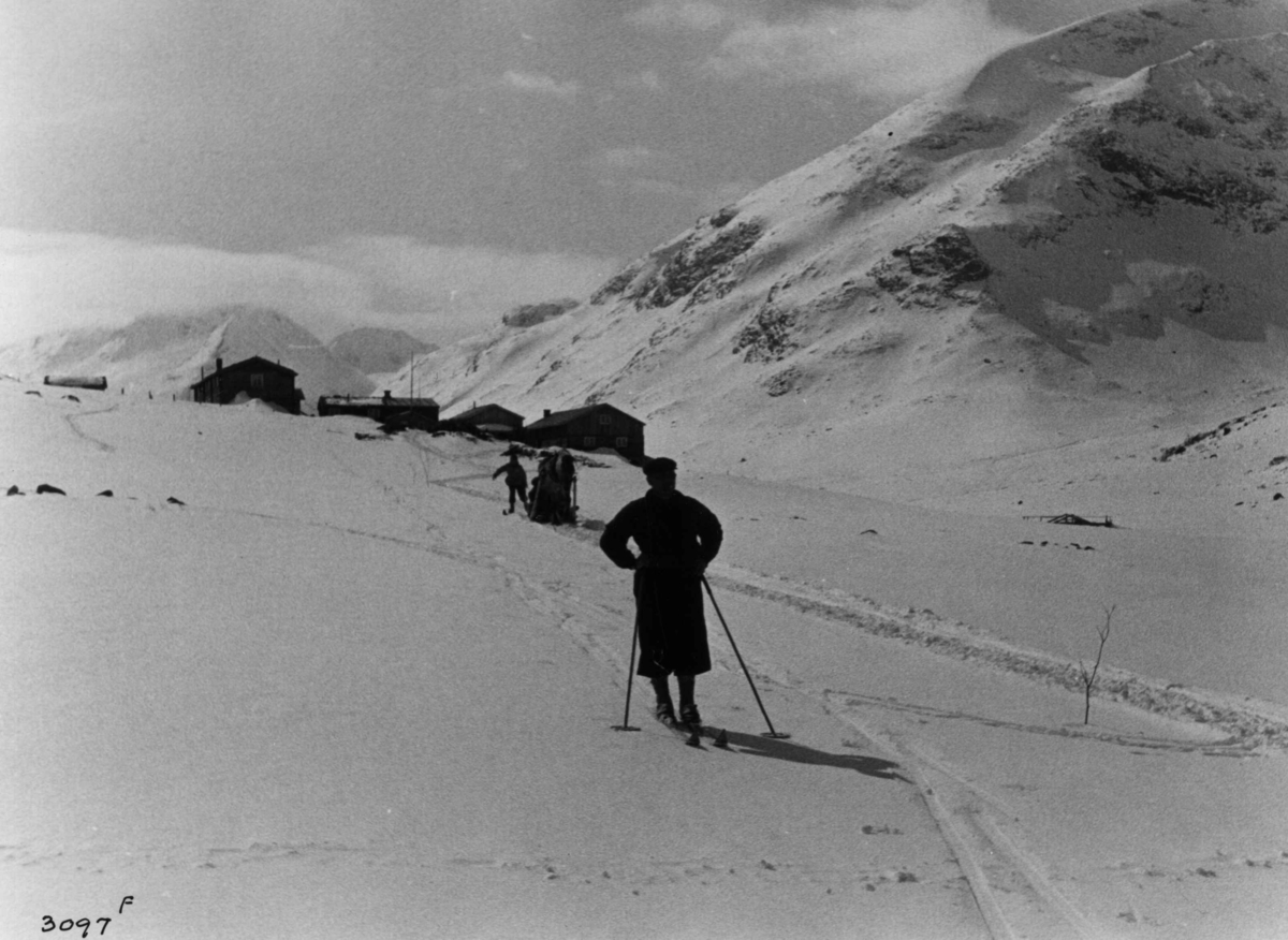 Anders Beer Wilse, Skiløpere og hest med slede ved Spiterstulen og Visdalen i Jotunheimen.