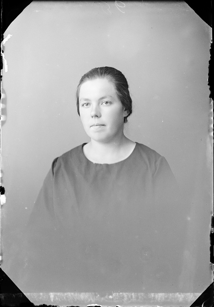 Skötsner-Edhlund, Ateljéporträtt - Elsa Eriksson från Björnäs, Börstil socken, Uppland 1923