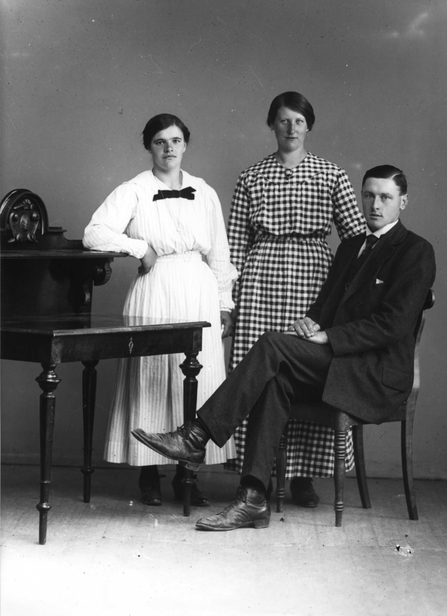 Calla Helena Sundbeck, Josef Svensson från Tuggarp med okända kvinnor.