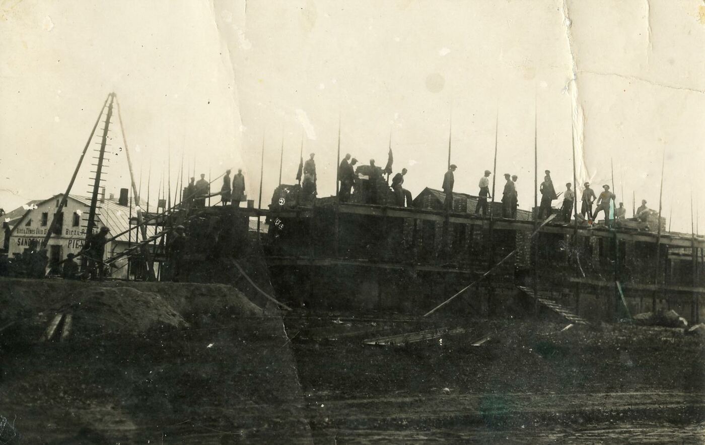 Nežinomas fotografas, Biržų pieno perdirbimo bendrovės pieninės naujojo pastato statyba Dvaro gatvėje