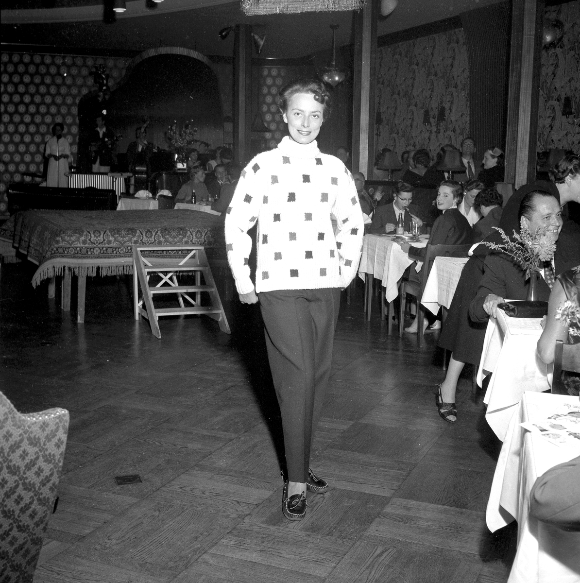 Örebro Kuriren, Mannekänger i "stickat". 16 september 1955.