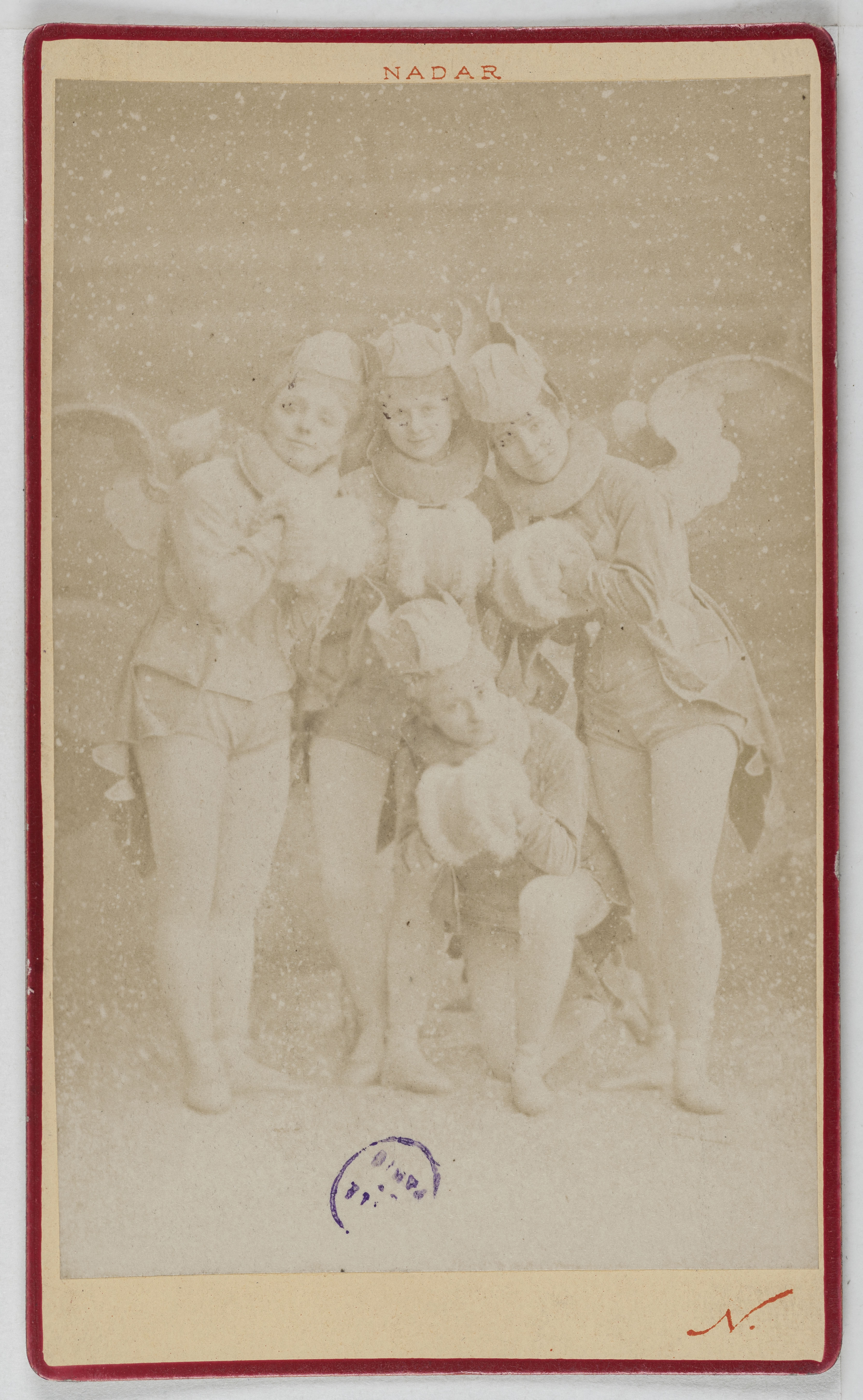 Atelier Nadar, Portrait de Neufcourt, danseuse au Théâtre de la Gaîté en 1876, avec trois autres danseuses.
