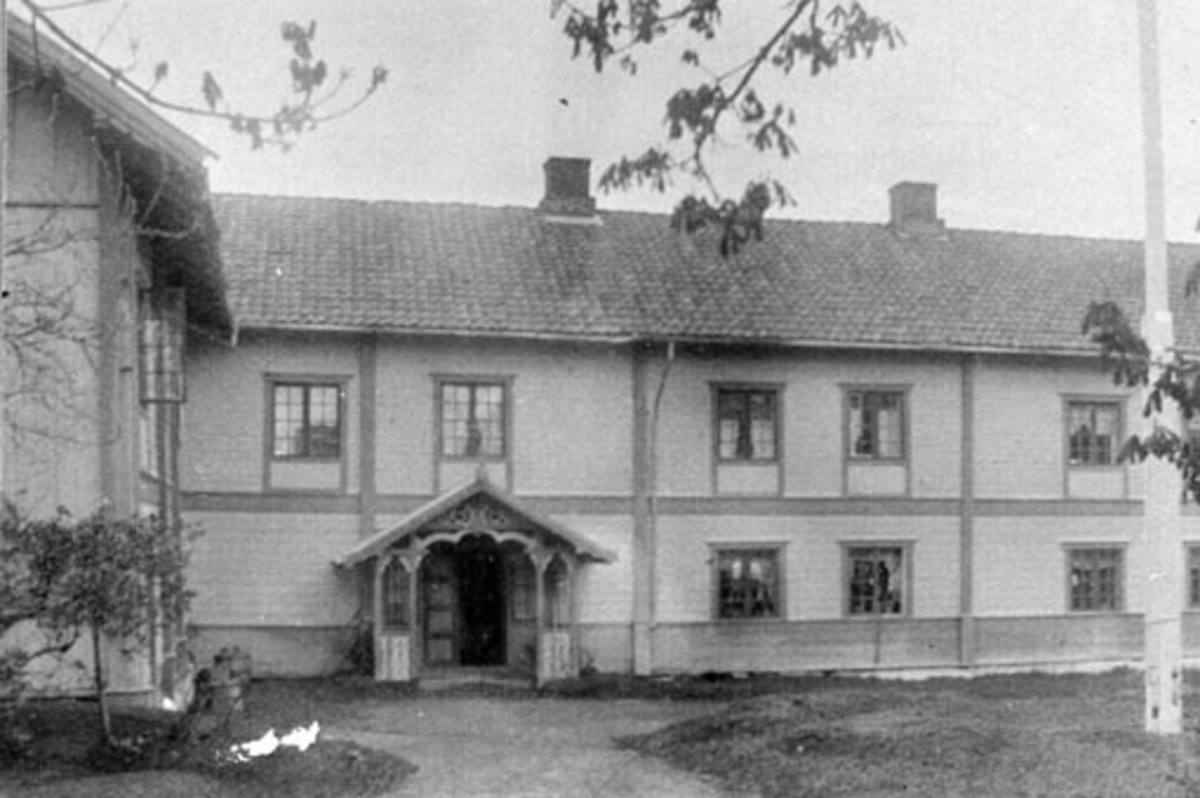 Anno Domkirkeodden, Eksteriør, hovedbygningen på Ousdal nordre, Nes, Hedmark. Inngangsparti i sveitserstil.