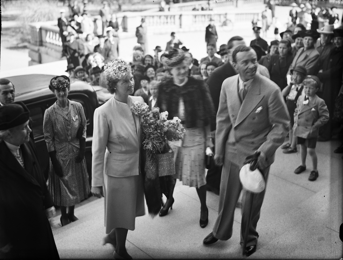 Paul Sandberg, “The Spring Feast in Upsala Nordic emphasized” - Princess Sibylla and Prince Gustaf Adolf with a Follow on their way into the University House, Uppsala 1942