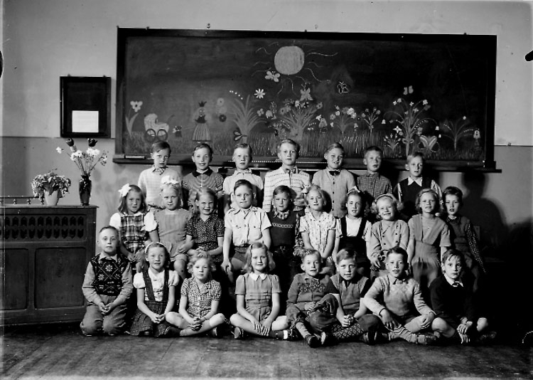Sven Lindskog, Vasaskolan, klassrumsinteriör, 25 skolbarn. Klasslärarinna fru Gerda Nystedt. Klass 2m, sal 2.