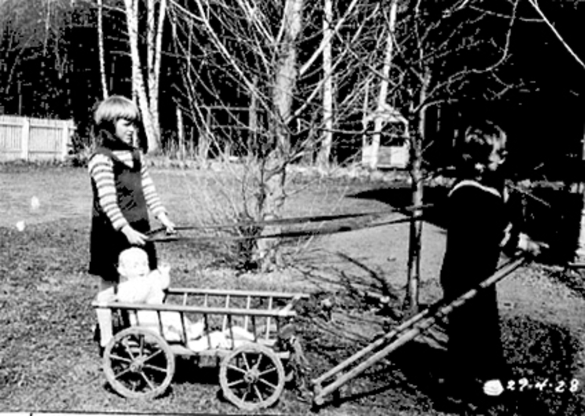 Anno Domkirkeodden, GRUPPE 2 BARN, MARGRETHE LØKEN OG KARL ALF LØKEN MED VOGN OG DUKKE, ARVESENSVEG 31