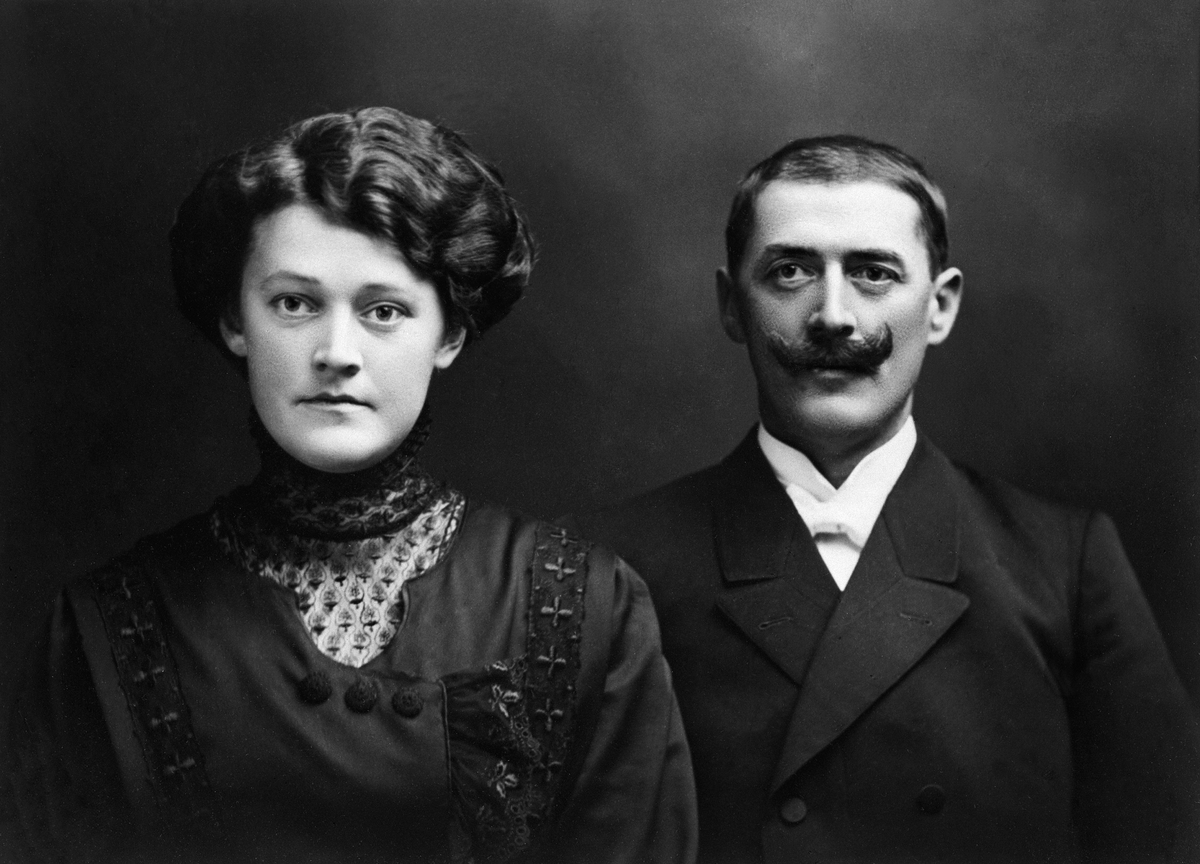 Anno Domkirkeodden, Bryllupsbilde av Agnes Mathilde Rasmussen Vogstad f. 31. 03. 1888 fra Krokfoss i Ullensaker og Ole Mikael Westvang f. 03. 09. 1877 fra Vestvang g. nr. 57 b. nr. 1 i Vang. De ble gift i Oslo Domkirke 22. 09. 1912.. Foto Finne i Karl Johansgt. 19, Oslo.